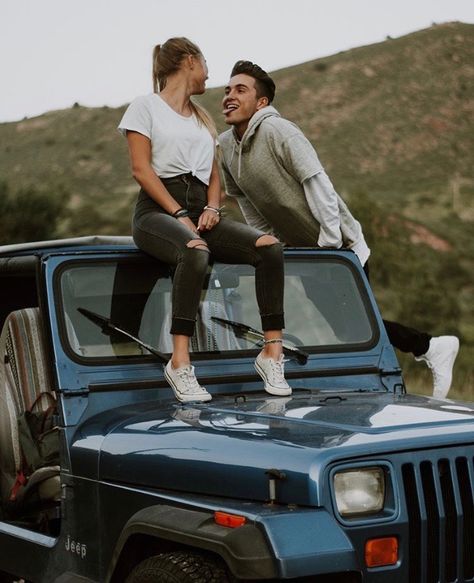 Jeep Family Pictures, Family Jeep Photoshoot, Jeep Engagement Pictures, Couple Jeep Photoshoot, Jeep Couple, Best Friend Jeep Photoshoot, Cute Teen Couples, Couple In Car, Car Picnic