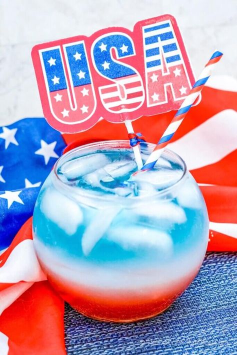 Blue Mocktail, Patriotic Punch, Pink Lemonade Punch, Punch Mocktail, Best Mocktail Recipe, Champagne Shots, Patriotic Drinks, Holiday Mocktail, Pina Colada Drinks