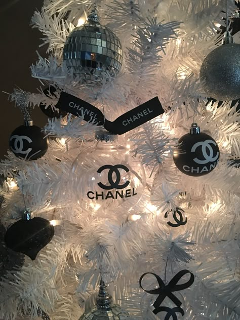 Chanel Christmas Tree, Chanel Inspired Room, Chanel Christmas, Chanel Decor, Luxury Christmas Tree, Glam Christmas, Black Christmas, Christmas Tree Themes, Christmas Aesthetic