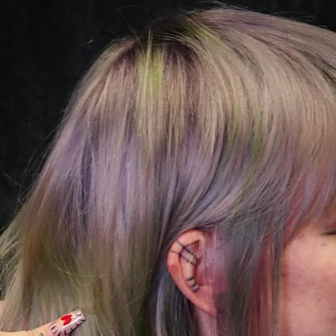 Pigeon Hair Color, Fairycore Hair Color, Dyed Hair Aesthetic Grunge, Pigeon Hair Dye, Pigeon Hair, Cool Hair Dye, Pink Hair With Raccoon Tail, Pink And Blonde Raccoon Tail Hair, Punk Bleached Hair