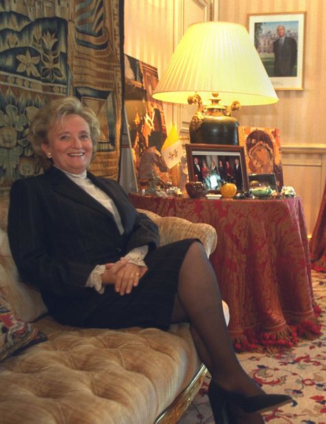 Locataire de l'Élysée entre 1995 et 2007, le couple Chirac a fait de ce palais présidentiel leur résidence quotidienne à plein temps durant ces années. Entre rénovation et nouveau décor, retour en image sur la décoration et l'ambiance souhaitée par Bernadette Chirac. Lady Diana Spencer, Diana Spencer, Lady Diana, Dior, Film