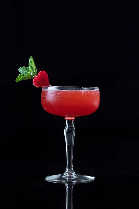 Strawberry Vanilla Daiquiri - Moody Mixologist Pomegranate Vodka, Vodka Sour, Valentine Cocktails, Daiquiri Recipe, Make Simple Syrup, Gin Cocktail, Rum Cocktails, Recipe Template, Vanilla Syrup