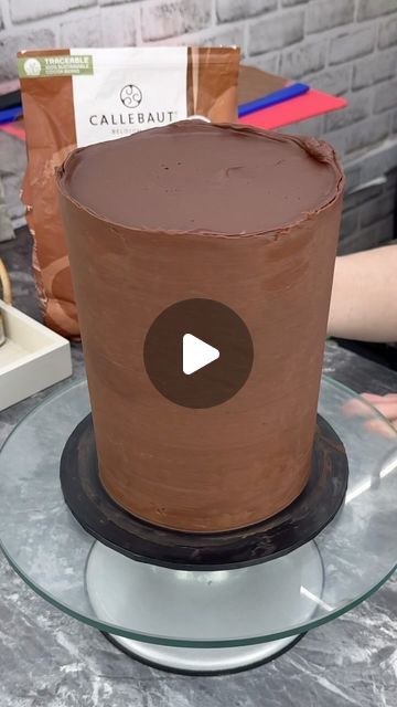 Jinny Maxwell 🇮🇪🇬🇧 on Instagram: "My Ganache Recipe I use milk chocolate on a 2:1 ratio Eg 200g Milk Chocolate Callebaut to 100g Double/Heavy Cream #ganache #ganachecake #chocolateganache" Ganache Cake Decoration, Cream Ganache, Chocolate Ganache Recipe, Chocolate Ganache Cake, Milk Chocolate Ganache, Ganache Cake, Ganache Recipe, Chocolate Butter, Chocolate Color