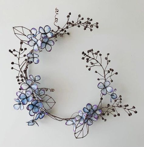 Art Fil, Creative Wreaths, Nail Polish Crafts, Wire Art Sculpture, Boho Crafts Diy, Willow Weaving, Diy Earrings Polymer Clay, Wire Diy, Wire Flowers