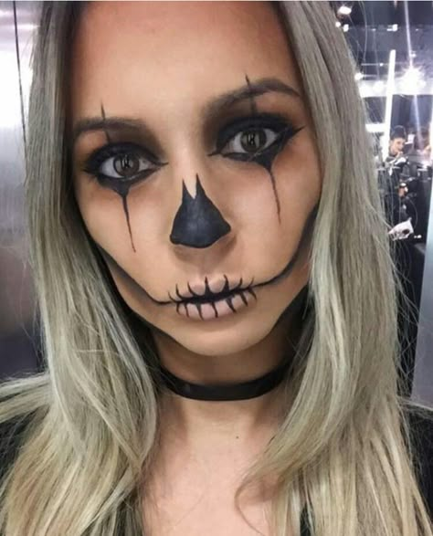 Clown/Jester Skull Half Face Halloween Makeup, Face Halloween Makeup, Easy Skeleton Makeup, Jester Skull, Skeleton Makeup Tutorial, Skull Clown, Creepy Clown Makeup, Maquillage Halloween Simple, Halloween Makeup Sugar Skull