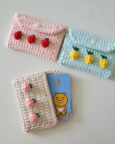 crocheted mini purse is available 💗🤭 Mini porte de feuilles est dispoo 🤭💕 Livraison disponible vers 58 wilayas 🇩🇿✅ . . . #aesthetic #minipurse #crochet #algeria #dzpower #dzair #cute #dzbloggers🇩🇿💞 Crochet Mini Wallet Free Pattern, Crochet Teacher Gifts, Diy Crochet Hook, Crochet Studio, Crochet Mini Bag, Purse Diy, Quick Projects, Crochet Wallet, Crocheted Bags