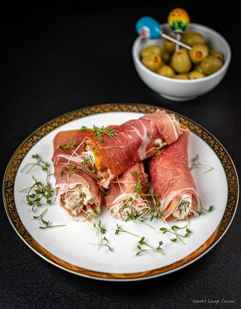 Elegant Christmas Appetizers Party, Prosciutto Roll Ups, Prosciutto Rolls, Prosciutto Roll, Cheese Rolls, Halloween Menu, Cheese Rolling, Appetizer Bites, Cheese Boards