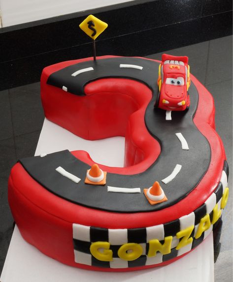 Pastel Rayo Mcqueen, Doll Cake Designs, Festa Power Rangers, Piggy Cake, Disney Cars Cake, Lightning Mcqueen Cake, Mcqueen Cake, Cars Birthday Cake, Anniversaire Diy