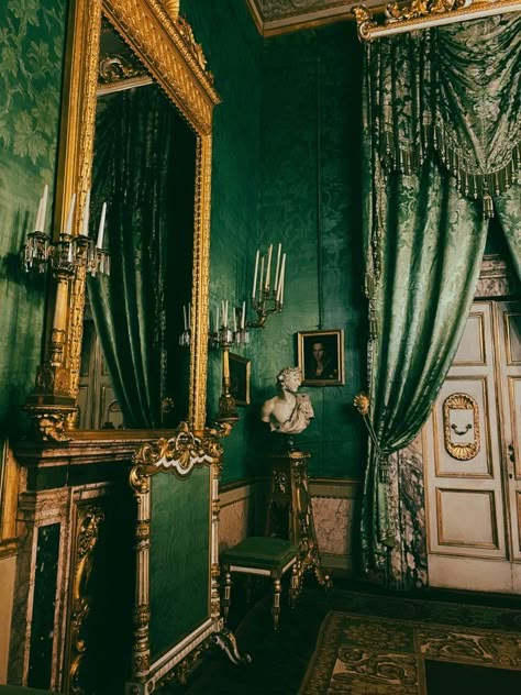 Emerald Gothic Bedroom, Loki Room Aesthetic, Victorian Green Bedroom, Green Royal Bedroom, Dark Green Victorian Bedroom, Dark Green Themed Bedroom, Slytherin Common Room Bedroom, Royal Green Bedroom, Dark Green And Gold Aesthetic