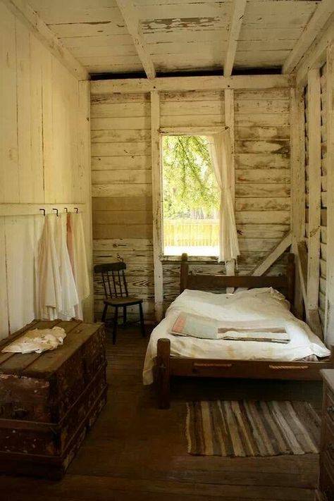 Primitive Bedroom, Rustic Bedroom Furniture, Dekorasi Kamar Tidur, Cabins And Cottages, Rustic Bedroom, Rustic Cabin, Log Homes, Cabin Decor, My Dream Home