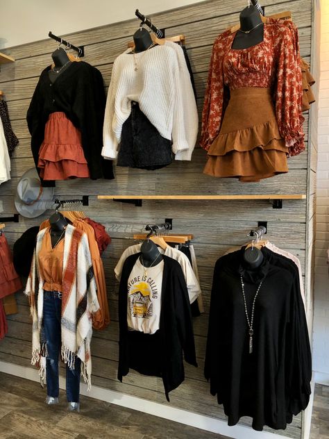 Store Shelving Ideas, Western Boutique Display, Boutique Merchandising, Fashion Store Display, Store Shelving, Boutique Store Displays, Visual Merchandising Fashion, Clothing Store Displays, Boutique Display