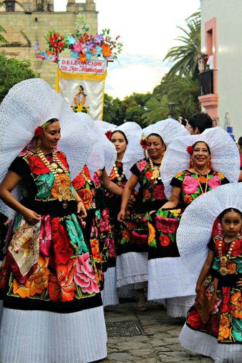 La Guelaguetza: todo lo que debes saber de la máxima fiesta de Oaxaca Lucia Mendez, A Well Traveled Woman, Traditional Mexican Dress, Ballet Folklorico, Chicana Style, Mexican Fashion, Mexican Outfit, Mexican Women, Caribbean Island