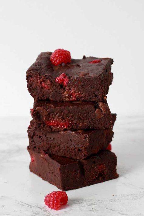 Vegan Raspberry Brownies Magic Chocolate Cake, Chocolate Lovers Cake, Chocolate Raspberry Brownies, Chocolate And Raspberry Tart, Chocolate Chiffon Cake, Best Vegan Desserts, Vegan Chocolate Mousse, Raspberry Brownies, Raspberry Desserts