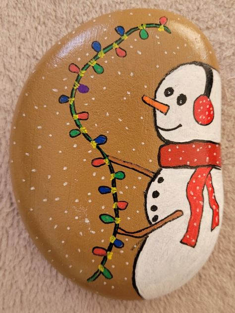 Winter Rock Painting Ideas, Rock Painting Winter, Winter Stone Painting, Painted Rocks Christmas Theme, Christmas Stone Painting Pebble Art, Winter Themed Painted Rocks, Spoon Ornaments, Christmas Pebble Art, Christmas Rock