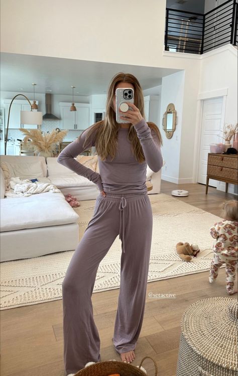 Cute Cozy Lounge Outfits, Target Mom Aesthetic, Mom Outfits Aesthetic, Winter Lounge Outfit, Lounge Pants Outfit, Cozy Lounge Outfits, 2025 Wardrobe, Thrift Style, School Ootd