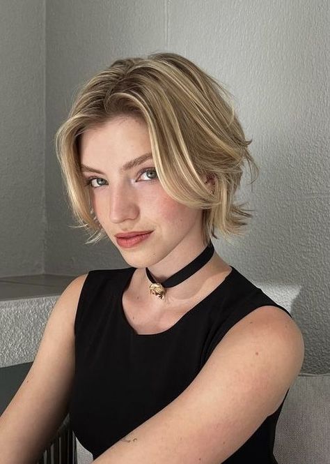 Short Haircut Chin Length, Womens Chin Length Hair, Niamh Adkins Hair, Niamh Adkins Short Hair, Textured Chin Length Bob, 80s Haircuts Short, Short Lesbian Hair Haircut, Short Hairstyle Women Blonde, Gender Neutral Hairstyles