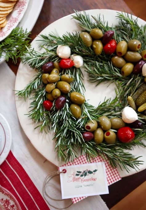 The BEST Christmas Appetizers for a holiday party. Savory fun food recipes that wow! Cute Santa, snowman, wreaths and Christmas tree appetizer ideas. #christmas #appetizers Food Wreath, Best Christmas Appetizers, Nibbles For Party, Olive Wreath, Christmas Appetizers Party, Christmas Platter, Christmas Recipes Appetizers, Party Food Buffet, Holiday Cocktail Party