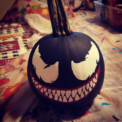 Horror Painting Pumpkin, Pumpkin Paint Ideas Halloween, Ninja Pumpkin Painting, Pumpkin Painting Marvel, Guy Pumpkin Painting Ideas, How To Paint Pumpkins For Halloween, Emo Pumpkin Painting, Vampire Painted Pumpkin, Paint Punkins