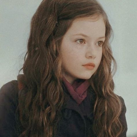 Mackenzie Foy Twilight, Renesmee Cullen, Twilight Renesmee, Mackenzie Foy, Twilight Cast, Breaking Dawn Part 2, The Cullen, The Darkest Minds, Ariana Grande Photoshoot