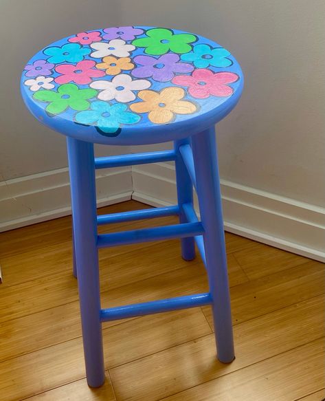 Step Stool Painting Ideas, Bench Painting Ideas, Painted Stools Ideas, Stool Painting Ideas, Painted Teacher Stool, Wooden Stools Diy, Painted Kids Chairs, Hand Painted Stools, Colorful Stools