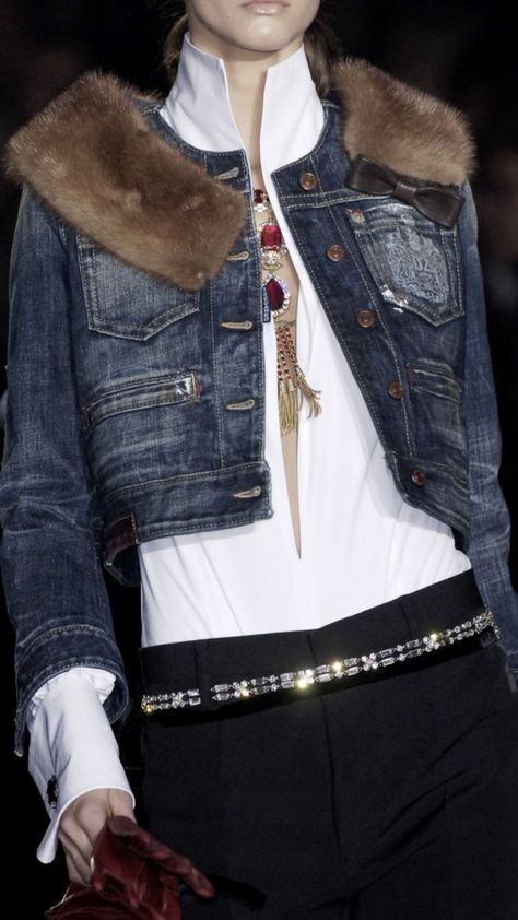 Bohemian Jewels, Denim Jacket With Fur, Jacket With Fur, Mode Casual, Mode Inspiration, Fur Collar, Milan Fashion Week, Look Fashion, Denim Fashion