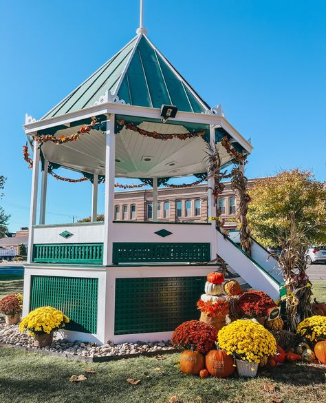 Captivating Connecticut in all its Fall Charm Part 1 🍁 Comment “Fall” to Shop 🛍️ this Cute Fall Fit! 🧡 From a deserted Mansion to Gilmore Girls central, Connecticut is perfect for a fall trip. Photographed are areas in New Milford, Washington Depot, Norfolk Historic District, and Burlington 🍁 https://liketk.it/4UzKd #fallsweater #cozycardigan #colorfulfashion #amazonfashion #gilmoregirls #falloutfitideas #falltrip #kneehighboots #pinksweater New Milford Connecticut, Cute Fall Fits, Its Fall, Fall Fit, Historic District, Fall Travel, Cozy Cardigan, It's Fall, Fall Sweaters