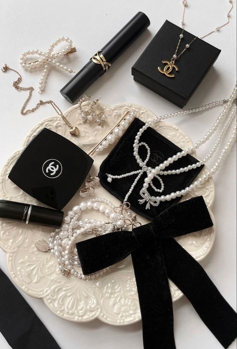 Estilo Blair Waldorf, Blair Waldorf Aesthetic, Vanellope Y Ralph, Chanel Aesthetic, Stile Blair Waldorf, Gossip Girl Aesthetic, Chanel Necklace, Chanel Makeup, Dark Feminine Aesthetic