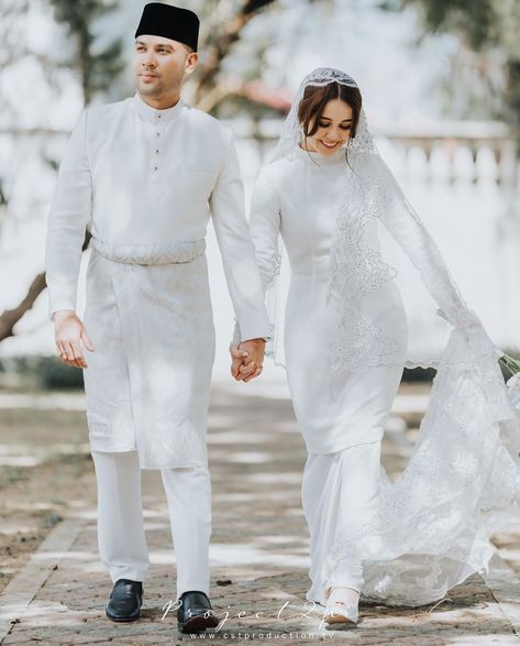 Baju nikah emma maembong Akad Nikah Dress, Melayu Wedding Dress, Gambar Kahwin, Akad Dress, Adat Melayu, Melayu Wedding, Modest Bridal Dresses, Malaysian Wedding, Malay Wedding Dress