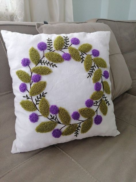 Wreath Coloring Pages, Kids Crafts Paper, Shamrock Crafts, Pillow Covers Design, Diy Dollar Tree Crafts, Dollar Tree Crafts Diy, Needle Cushion, Embroidery Stitches Beginner, Cushion Embroidery