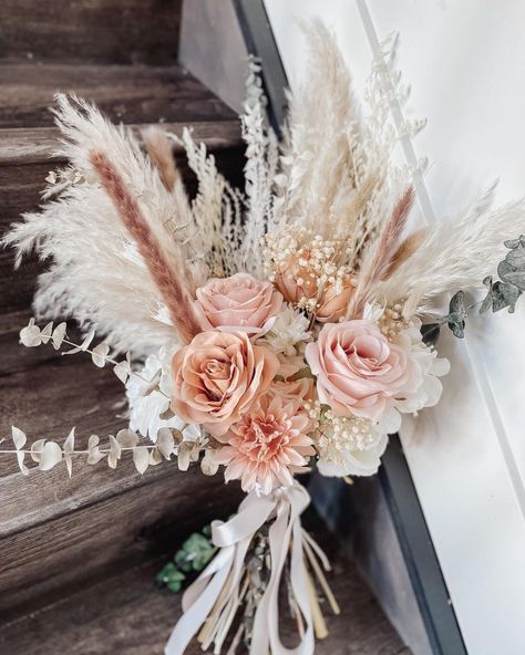 Peyton VanCuren (@pvanc09) • Instagram photos and videos Boho Chic Party, Blush Bouquet Wedding, Pampas Grass Wedding, Beautiful Bridal Bouquet, Southwest Wedding, Boho Wedding Flowers, Barn Wedding Decorations, Grass Wedding, Flower Installation