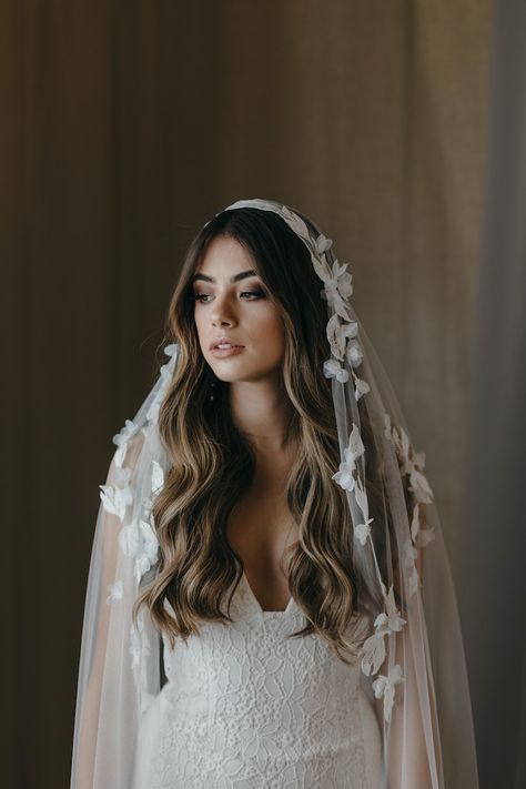 Bridal Hair With Mantilla Veil, Juliet Cap Veil Hairstyle, Bridal Look With Veil, Drop Veil Hair Down, Half Up Half Down Wedding Hair With Mantilla Veil, Wedding Veil Looks, Fine Bridal Hair, Cap Veils Bridal, Over Face Veil