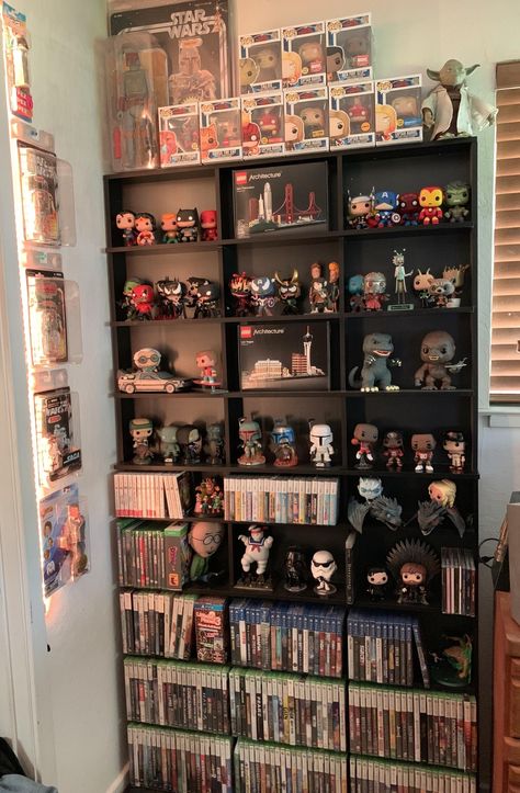 Nerd Display Ideas, Funko Pop Bedroom, Nerdy Office Ideas, Collector Room Ideas, Nerd Bookshelf, Geek Living Room, Nerd Room Aesthetic, Sala Nerd, Collectors Room Ideas