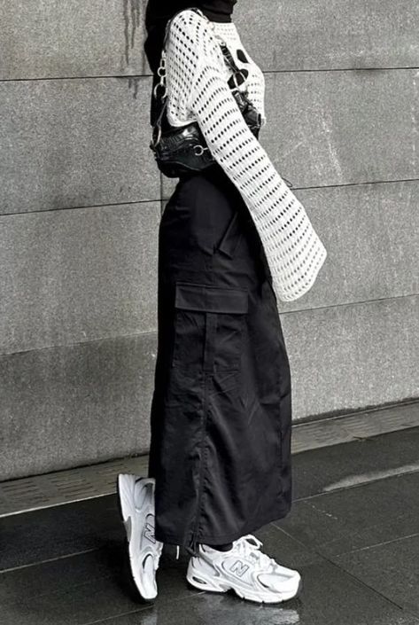 Cargo Skirt Inspo Outfit, Cargo Skirt Outfit Modest, Parachute Skirt Outfit Aesthetic, Long Black Cargo Skirt Outfit, Cargo Skirt Outfit Aesthetic, Black Parachute Skirt Outfit, Acubi Outfits Muslim, Cargo Skirt Outfit Hijab, Acubi Hijab Outfit