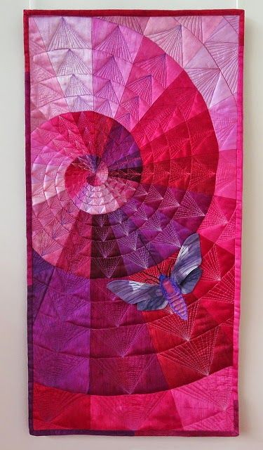 quilting movement goes against peicing movement - interesting. Monochromatic by Barbara Lange. Red And Purple Quilts, Royal Colours, Monochromatic Quilt, Colchas Quilting, Art Quilting, Flying Geese Quilt, Quilt Modernen, Circle Quilts, Japanese Quilts