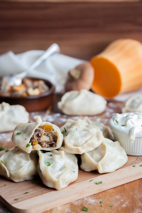 These Uzbek Steamed Dumplings - Manti are the bomb! I could hardly wait to take them out of the steamer and sink my teeth into one. Uzbekistan Food, Russian Dumplings, Creamed Beef, Dumpling Filling, Steamed Dumplings, Dumpling Recipe, European Food, Russian Recipes, Ravioli