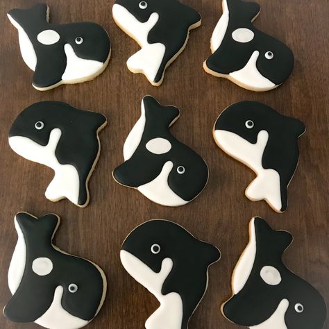 Orca/Killer Whale decorated cookies Orca Cupcakes, Orca Birthday Cake, Orca Birthday Party, Orca Whale Birthday Party Ideas, Orca Themed Birthday Party, Orca Cake, Whale Birthday Cake, Whale Cupcakes, Glazed Cookies