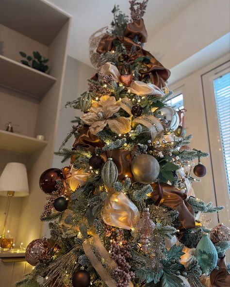 The Christmas bow trend has well and truly taken over our home this year…and I’m loving it! 🤎🌲 Our theme this year was luxe browns, champagnes and greens with a touch of gold ✨ I love the big brown satin bow, which I also weaved like ribbon through the branches. I still can’t believe we got this gorgeous tree for only £35 last year in the Christmas sales…it’s beautiful! I know the simple look is in this year, and I do love that but I’m very much a full on kind of girl and that’ll never ch... Brown Bows On Christmas Tree, Green And Champagne Christmas Tree, Green And Brown Christmas, Bows On Christmas Tree, Brown Christmas Tree Decorations, Champagne Christmas Tree, Brown Christmas Tree, Bow Trend, Champagne Christmas