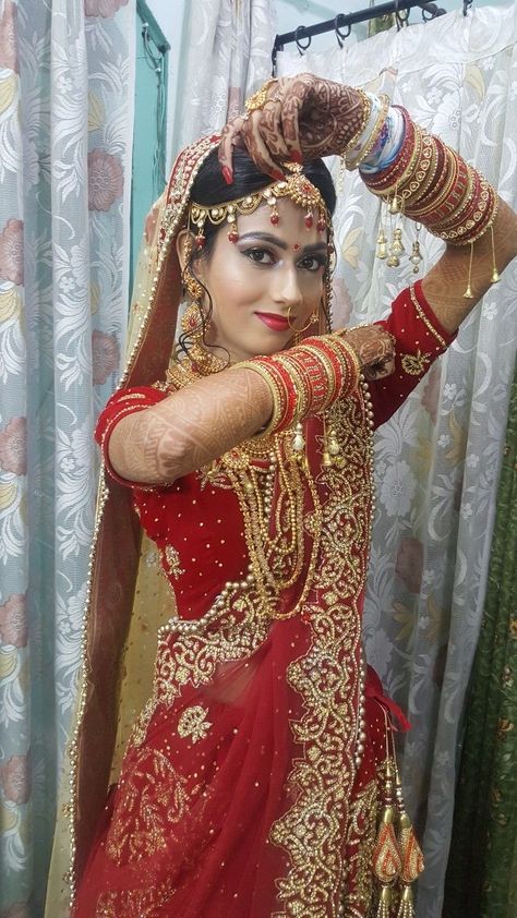 Dulhan Pic Beautiful, New Dulhan Pose, Shadi Pic, Haldi Photoshoot, Indian Bride Poses, Fish Gallery, Indian Bride Photography Poses, Indian Bride Makeup, Indian Wedding Poses