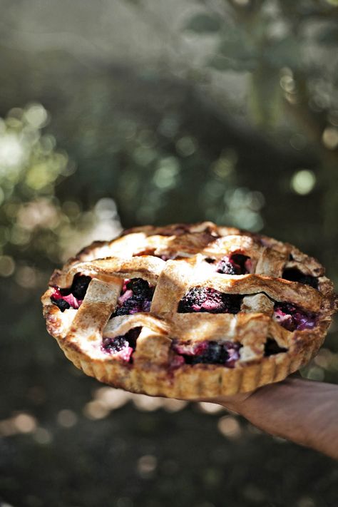 Blackberry pie | Flickr - Photo Sharing! Pie Aesthetic, Pie Breakfast, Cookies Photography, Mix Berry, Check Mix, Winter Cakes, Berry Patch, Blackberry Pie, Baking Treats