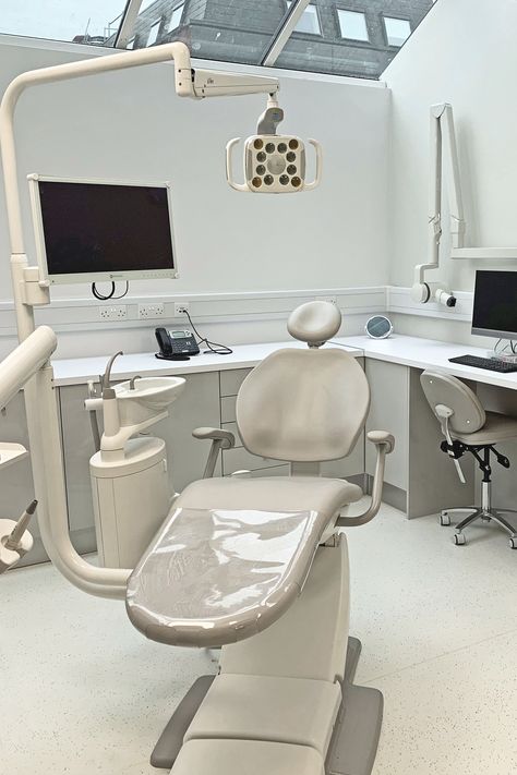 Dentist Clinic Aesthetic, Dental Surgeon Aesthetic, Aesthetic Dental Clinic, Dental Clinic Aesthetic, Dentist Aesthetic, Dentistry Aesthetic, Dental Reception, Work Office Design, Female Dentist