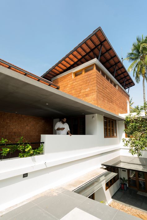 House Design Kerala Style, House Design Kerala, Laterite Stone, Modern Courtyard House, Kerala Architecture, Penthouse Design, Kerala Home, Minimalist Design Style, Modern Courtyard