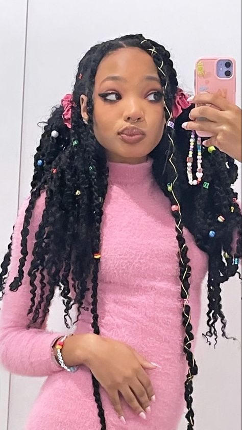 Pink Hair Styles Black Women Braids, Long Hair Black Hairstyles, Black Hairstyle Reference, Braiding Hair Reference Pose, Y2k Afro Hairstyles, Braids For Black Women Aesthetic, Box Braids Drawing Reference, 4c Loc Styles, Streaming Outfit