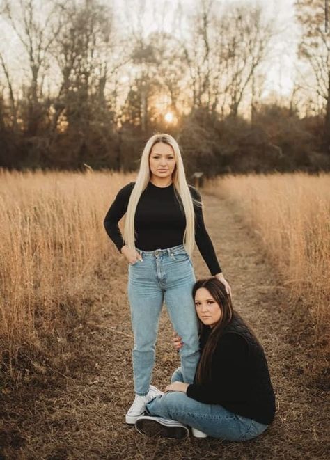 Funny Sister Pictures, Lifestyle Photoshoot Ideas, Awkward Photoshoot, Best Friend Photoshoot Ideas, Friend Photoshoot Ideas, Awkward Family Pictures, Female Problems, Funny Photoshoot Ideas, Sibling Photo Shoots