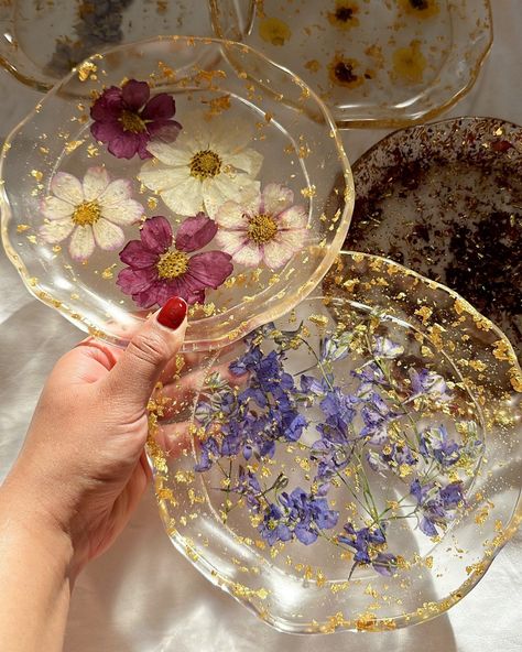 x Flower Trinket Dish, Diy Resin Table, Diy Gifts To Sell, Pressed Flower Crafts, Artistic Furniture, Pinterest Diy Crafts, Diy Resin Art, Candle Tray, Decorative Trays