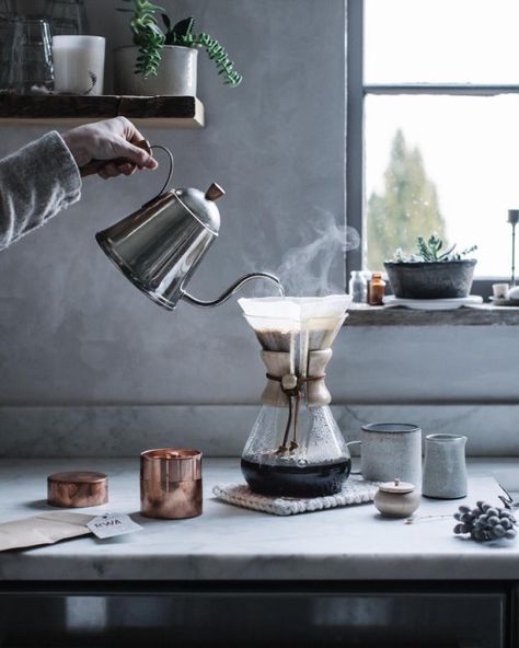 Photo Coffee Inspiration, Chemex Coffee, Local Milk, Bulletproof Coffee, Coffee Brewer, Coffee Photography, How To Make Coffee, Coffee Is Life, Tee Set