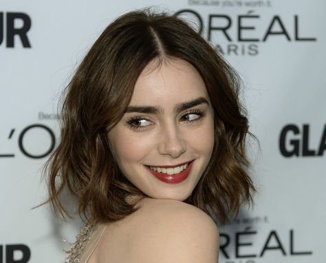 Lily Collins Casual, Lily Collins Dress, Lily Collins Makeup, Lily Collins Short Hair, Eyebrow Growth Oil, Natural Eyebrows Growth, Lily Collins Hair, Celebrity Daughters, Kiss Tattoos