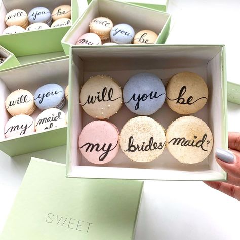 Bridesmaid Proposal Macarons, Bridesmaid Kit, Bridesmaid Proposals, Dream Wedding Decorations, Wedding Order, Food Dessert, Will You Be My Bridesmaid, Be My Bridesmaid, Bridesmaid Proposal