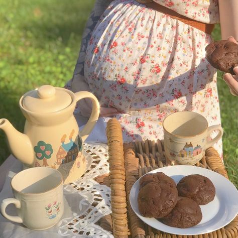 Housewife Aesthetic Kids, Vintage Motherhood Aesthetic, Traditional Feminine Aesthetic, Traditional Feminine Outfits, Tradwives Aesthetic, Pregnant Cottagecore, Traditional Homemaker Aesthetic, Cottagecore Housewife, Cottagecore Pregnancy