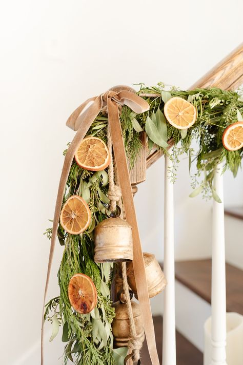 Dried Orange Garland, Orange Christmas Tree, Traditional Christmas Decor, Julie Blanner, Scandinavian Christmas Decorations, Orange Christmas, Traditional Christmas Decorations, Dried Oranges, Easy Christmas Decorations