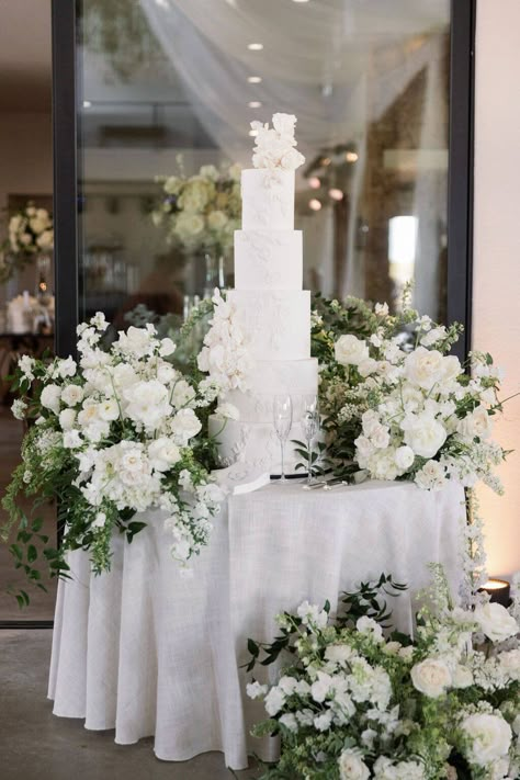 Wedding Cake Backdrop Ideas, Wedding Cake Backdrop, Greenery Cake, Outdoor Wedding Cake, Wedding Dessert Table Decor, Wedding Table Display, Tall Wedding Cakes, Glass House Wedding, Cake Display Table